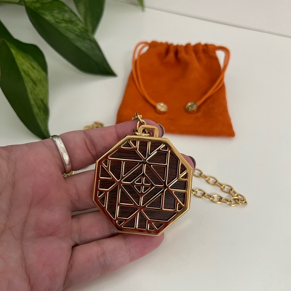 NEW Tory Burch Statement Necklace with Lip Balm & Pouch - Picture 4 of 16